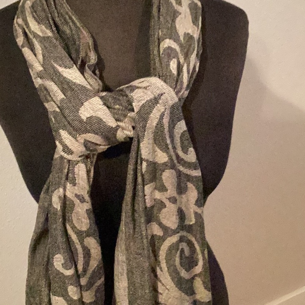 Reversible taupe & black print scarf